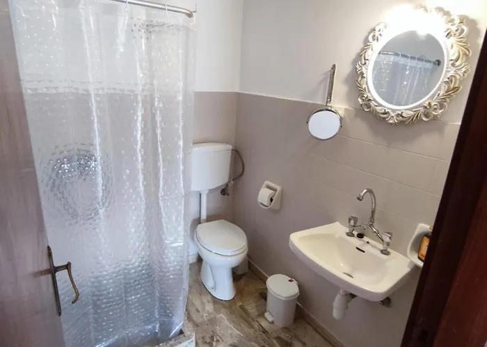 Manolis Vathys Hostel *